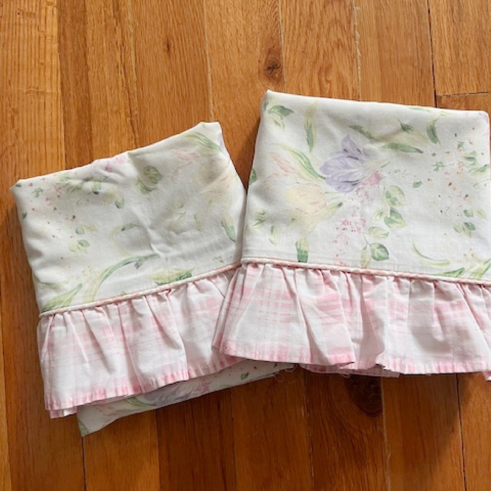 Vintage pair of pillowcases pink ruffles floral cottagecore floral, Laura Ashley